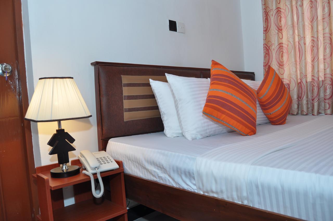 Guest Ryan Hotel Katunayaka Extérieur photo